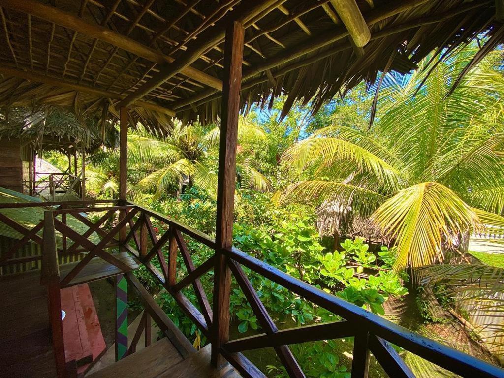 Casa De La Iguana Hostel Livingston Exterior photo
