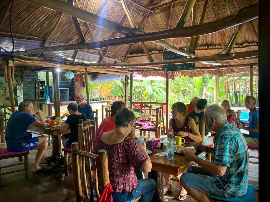 Casa De La Iguana Hostel Livingston Exterior photo