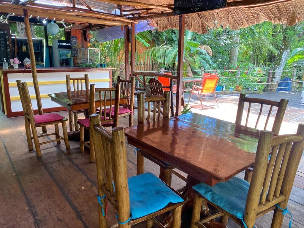 Casa De La Iguana Hostel Livingston Exterior photo