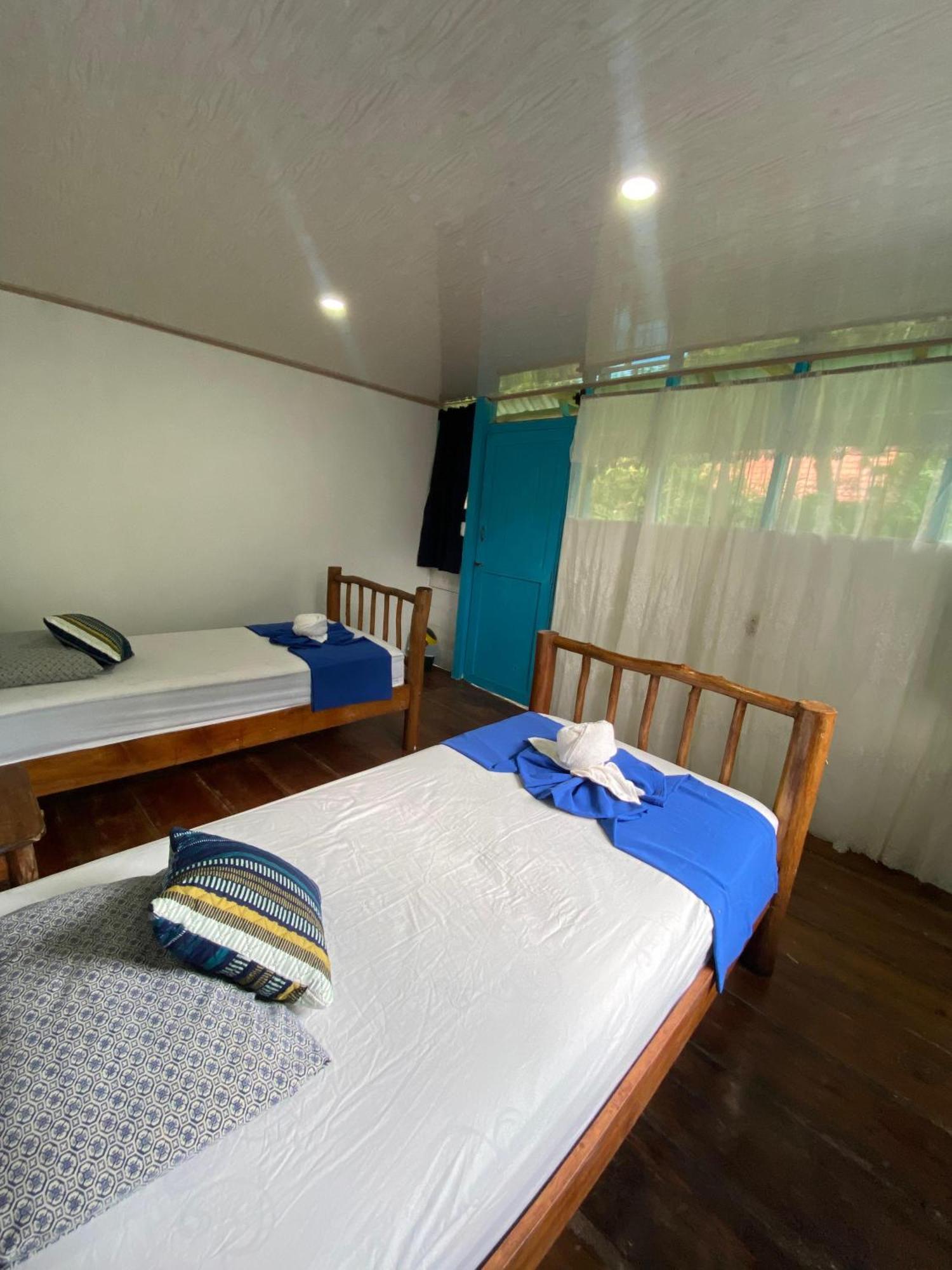 Casa De La Iguana Hostel Livingston Exterior photo